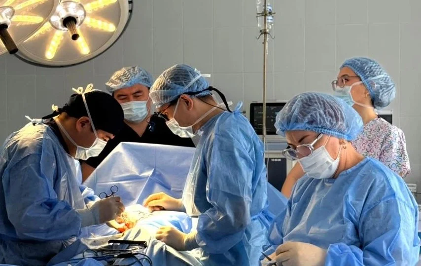 Дәрігерлер трактордың астына түскен ауыл тұрғынын аман алып қалды