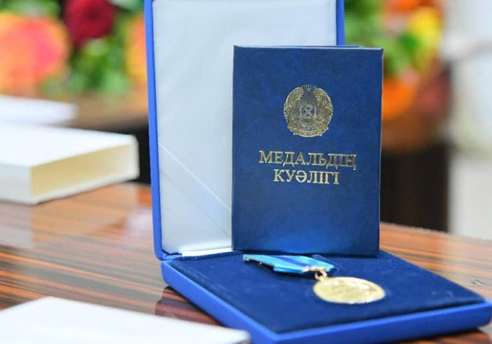 «Ел жанашыры» төсбелгісін таратқан меценатқа айыппұл салынды