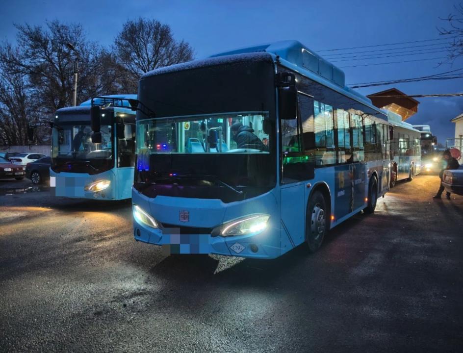 Жамбыл облысында орындықтарды алып тастап адам тасыған автобус анықталды