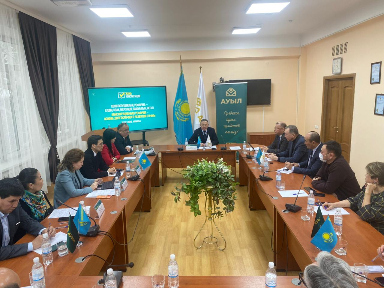 Сарапшылар конституцияның жаңа жобасына бірауыздан қолдау білдірді