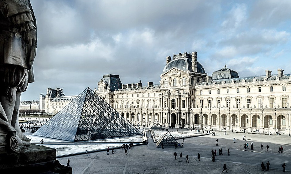 Атышулы ұрлық пен алаяқтық дауы: Лувр директоры қызметінен кетті