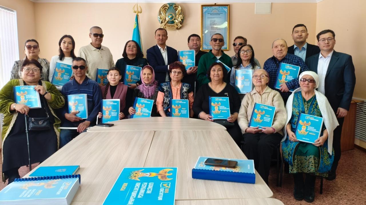 Қарағанды облысында жаңа Конституция жобасы Брайль қарпімен басылып шықты