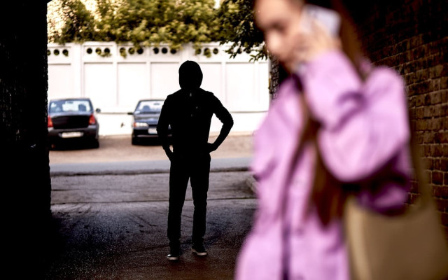 Терезеден сығалап, мазасын алған: Атырау облысында сталкинг туралы жаңа бап негізінде үкім шықты