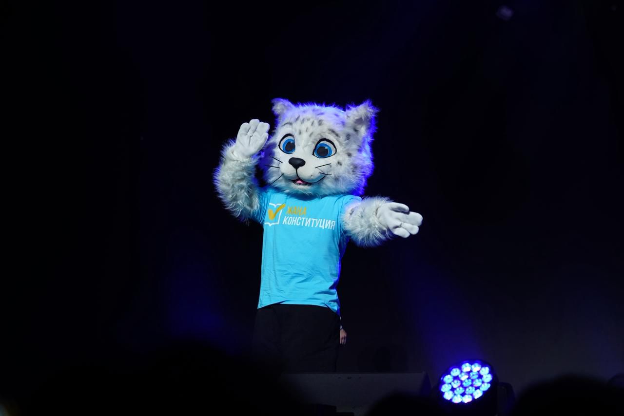 Робот Темірбекпен пен барыс Әділет жастарды жаңа Конституцияны қолдауға шақырды