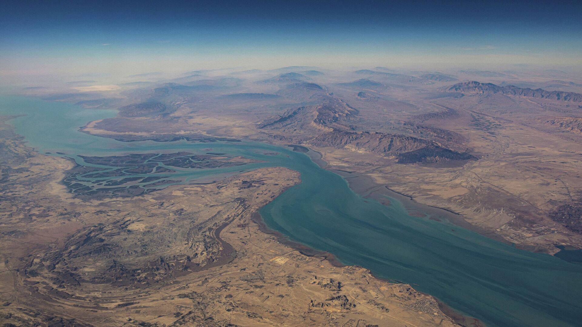 Иран Ормұз бұғазына миналар орната бастады