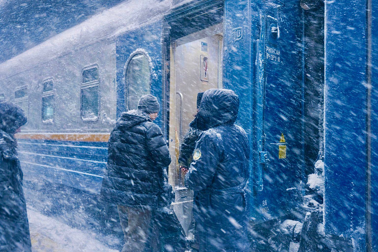 Аязды күні жолда қалған 390 адам пойызбен тасымалданды