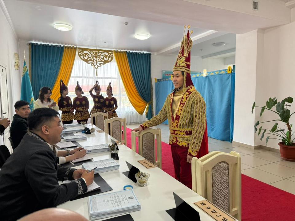 Есік қаласындағы референдум учаскесіне «Алтын адам» келді