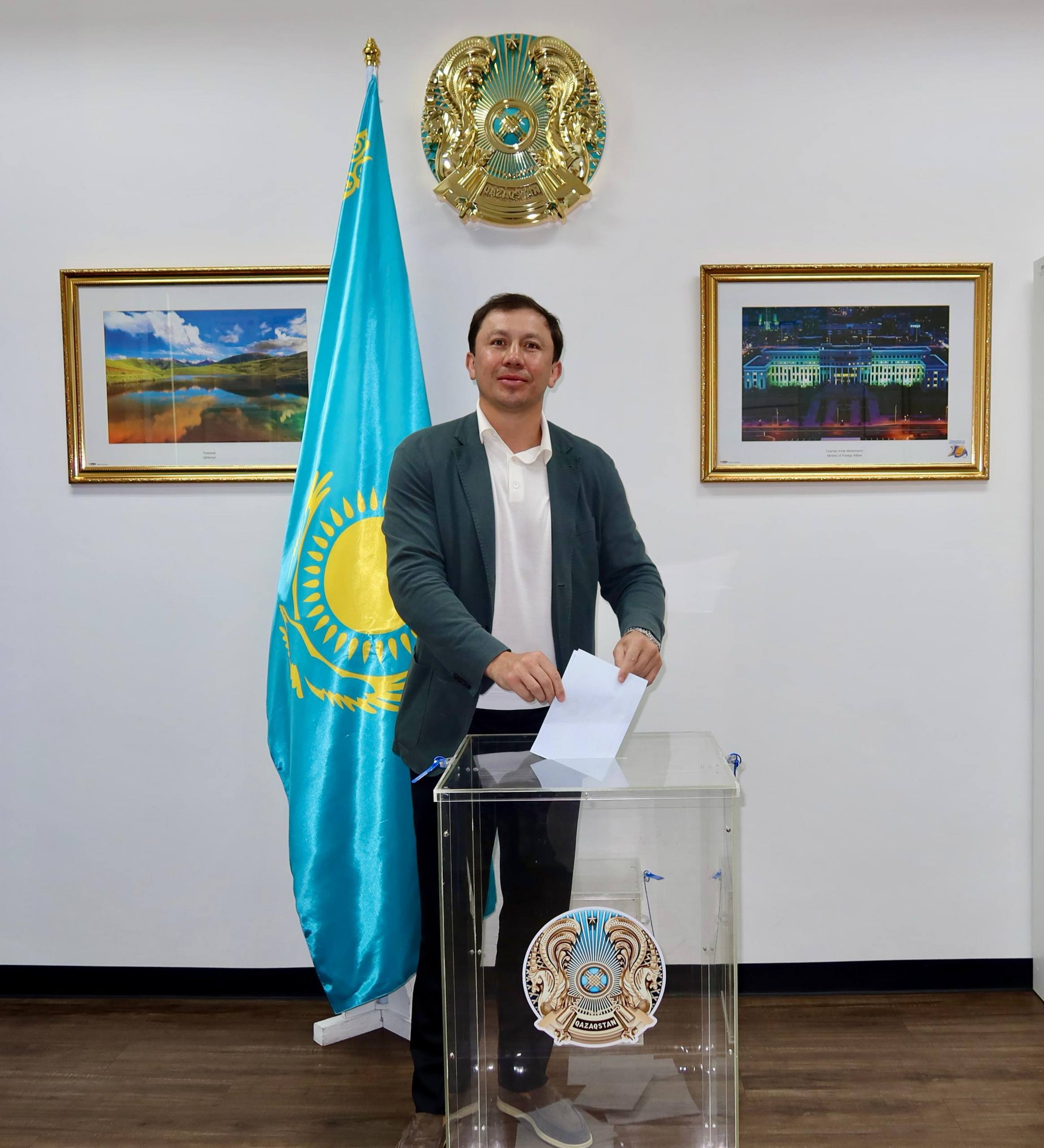 Геннадий Головкин Қазақстанның Таиландтағы Елшілігі жанындағы учаскеде дауыс берді