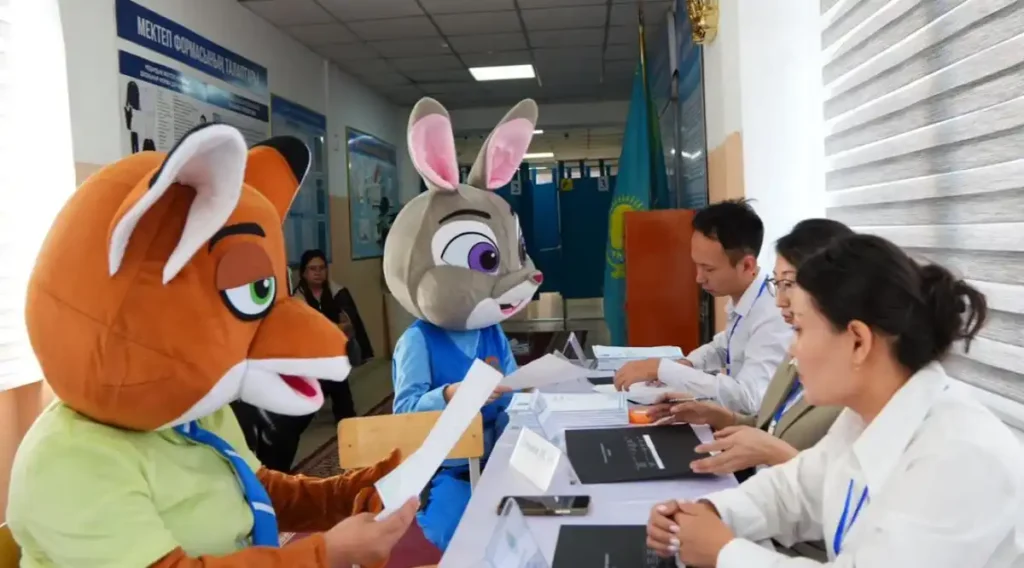 Алматы облысының тұрғындары референдум учаскесіне мультфильм кейіпкерлерінің бейнесінде келді