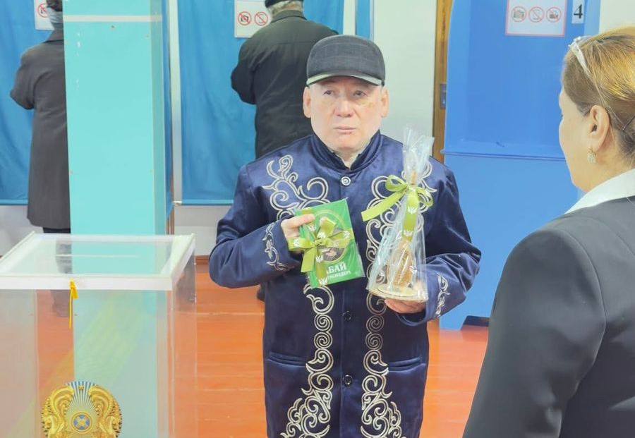 Түркістан облысында алғаш болып дауыс берген азаматтарға Абайдың кітаптары табысталды