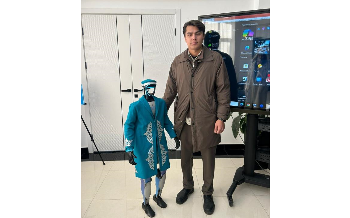 Алматы облысының тұрғыны референдум учаскесіне ұлттық киім киген роботпен келді