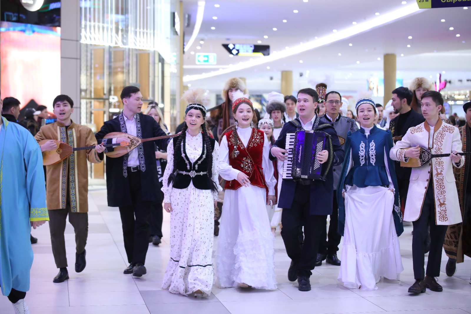 «Ұлттық киім» шеруі: Елордалық тұрғындар дәстүрлі киіммен көпшілікті тәнті етті