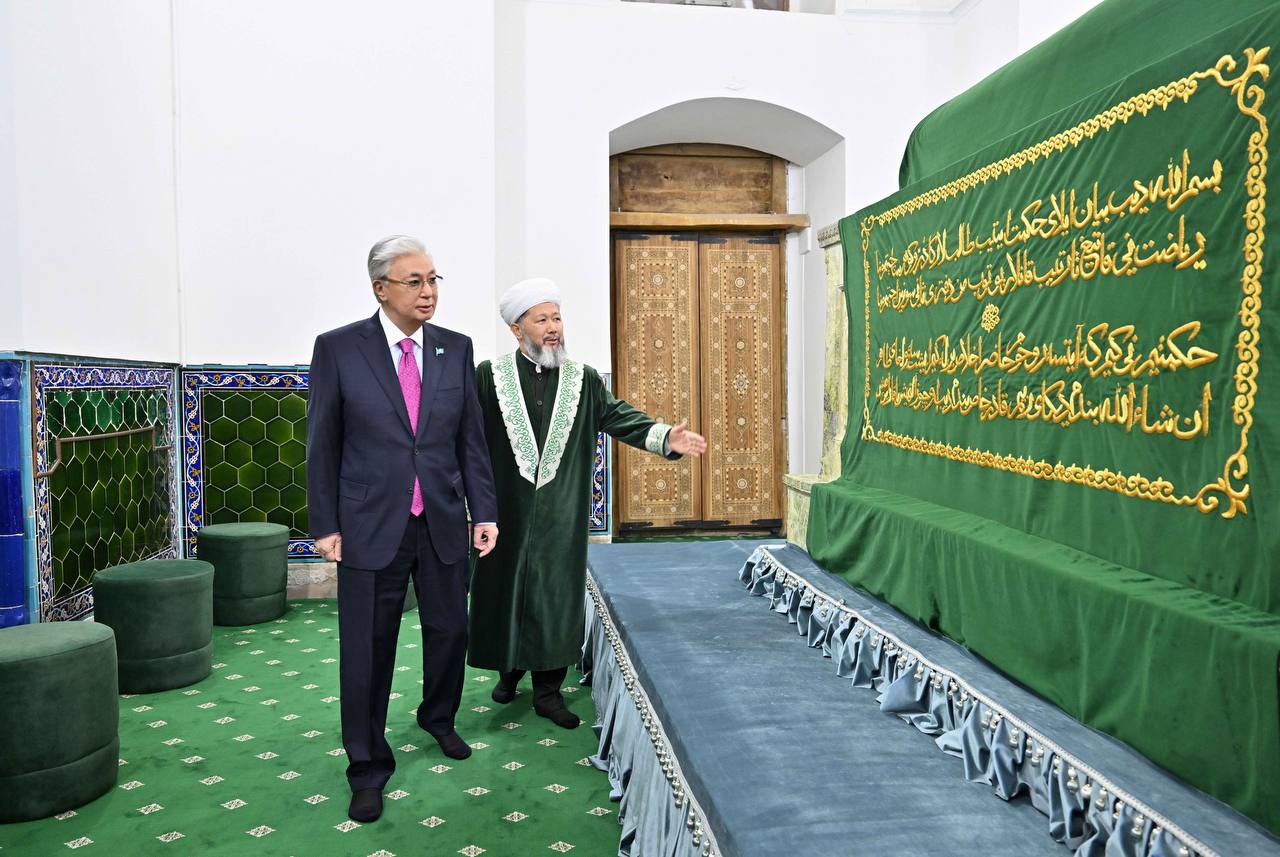 Президент Қожа Ахмет Ясауи кесенесіне зиярат етті