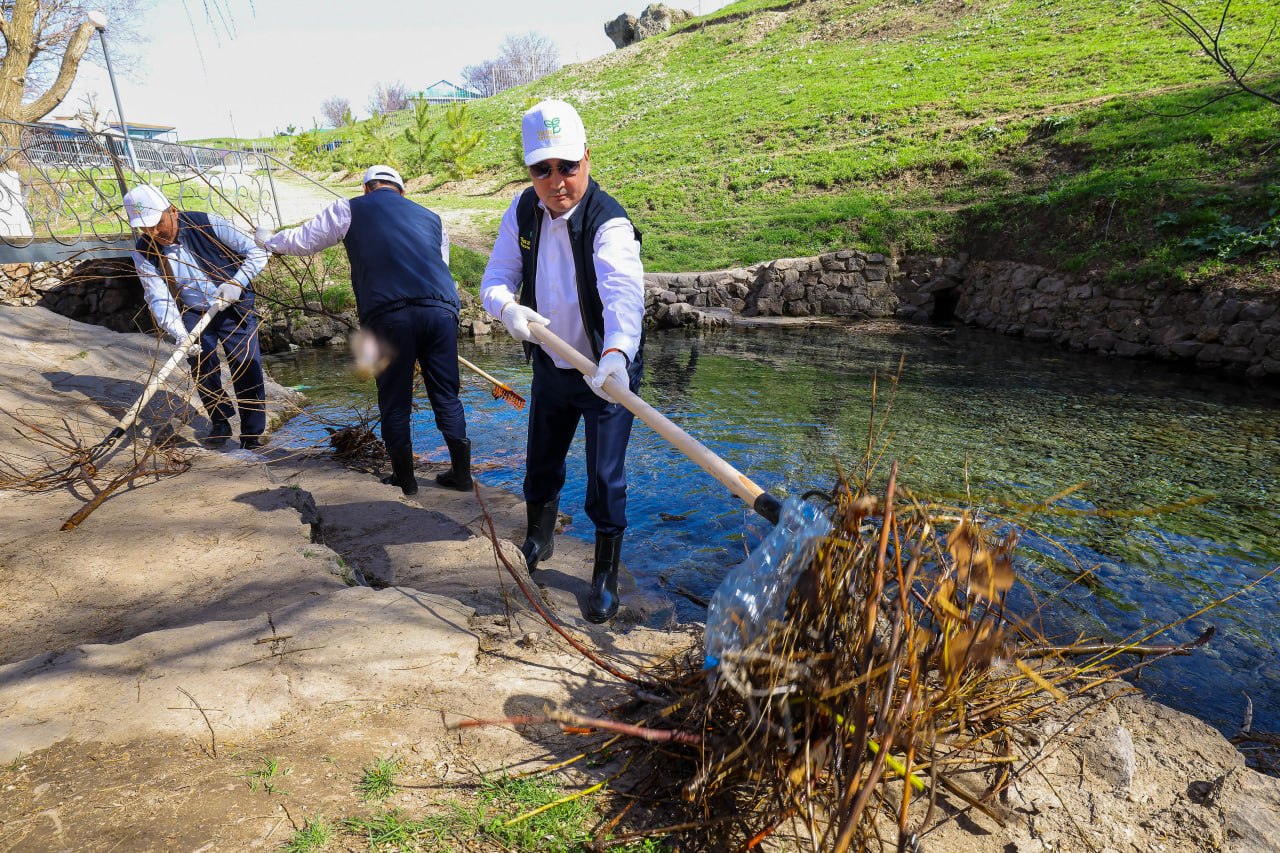 Олжас Бектенов «Ақ-Ата» бұлағын тазарту жұмысына атсалысты