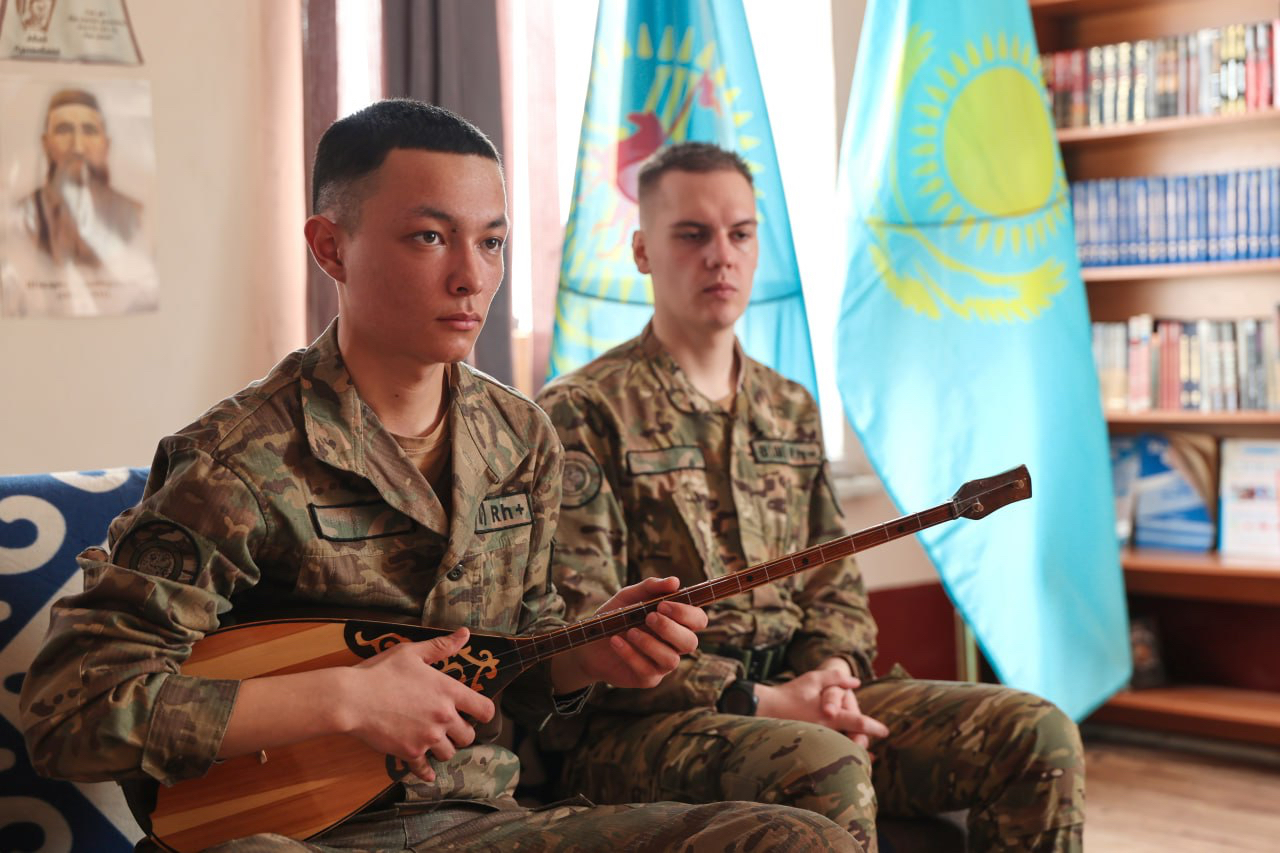 Жүз күй білетін жауынгер