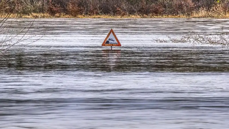 Ақмола облысында өзен тасып, көпірді су басып қалды