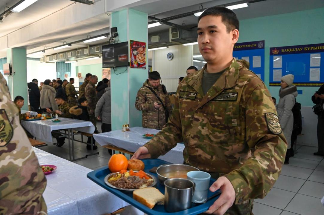 Швед үстелі мен ұлттық тағамдар: Әскери қызметшілердің жаңа ас мәзірі қандай?