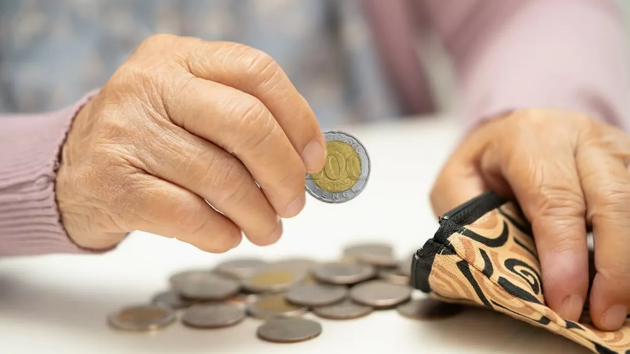 Жасқа емес, еңбек өтіліне қарау керек: Зейнетке шығу тәртібін өзгерту ұсынылды