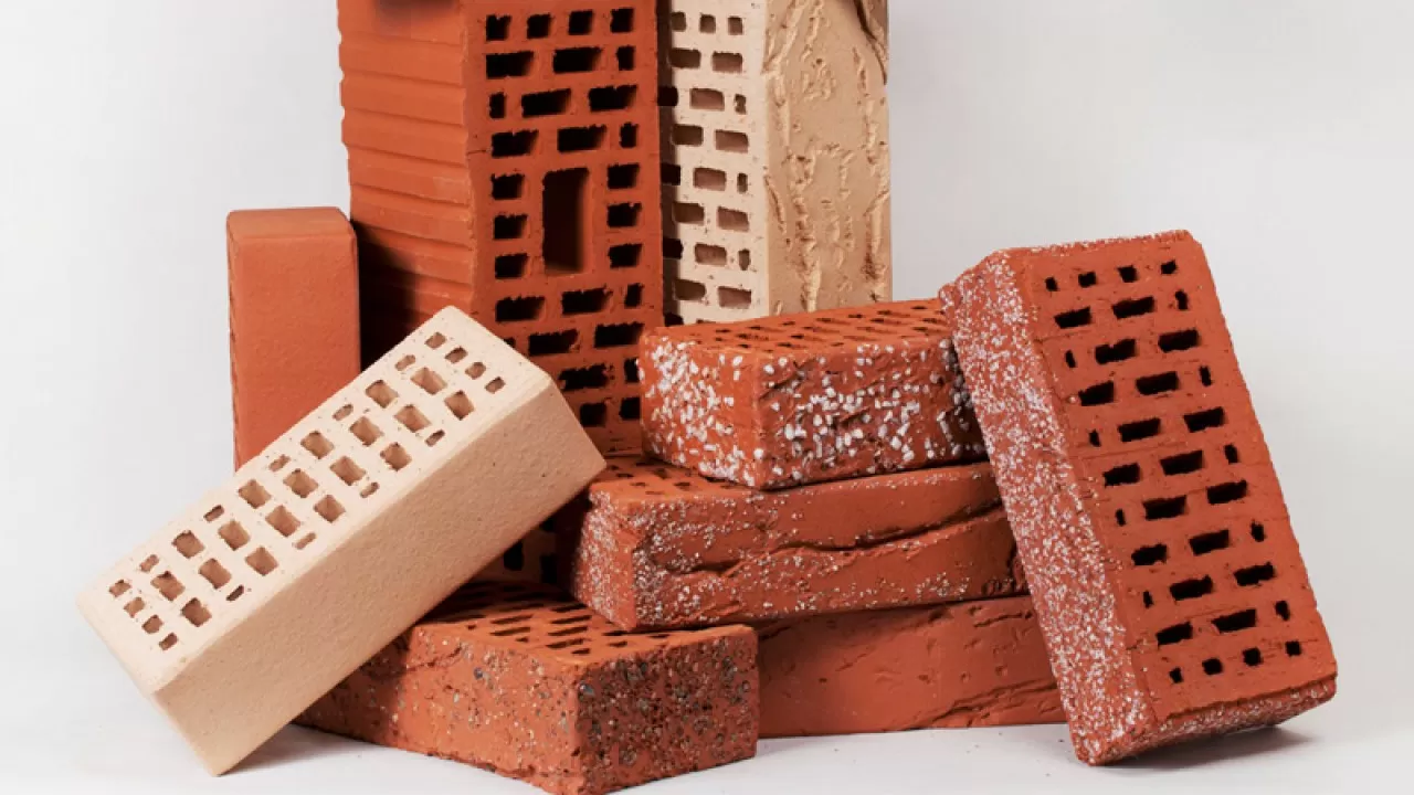 Қарағандыда шатырдан кірпіш құлап, 3 жастағы бала зардап шекті