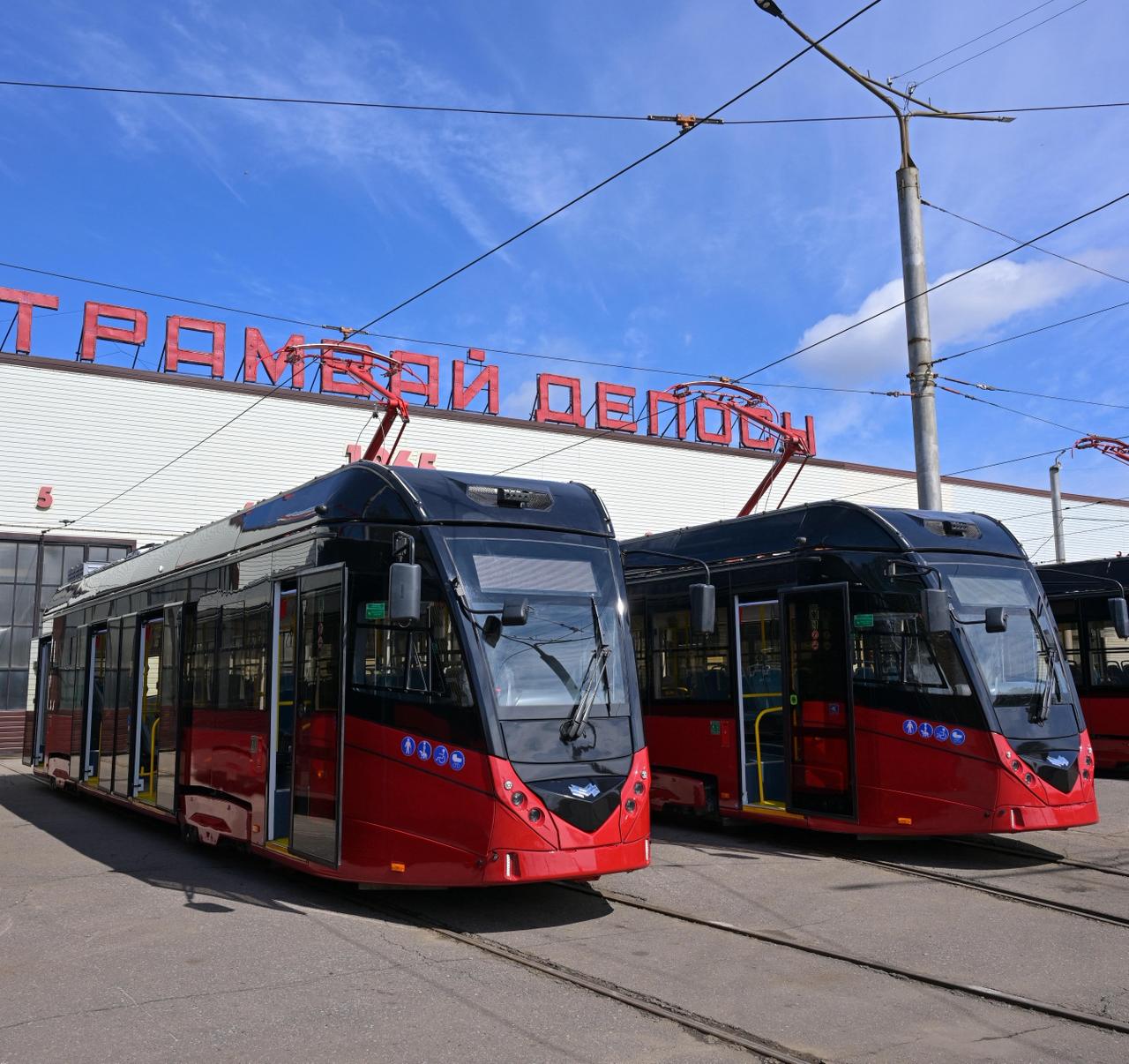 Трамвай паркінде – жаңа вагондар