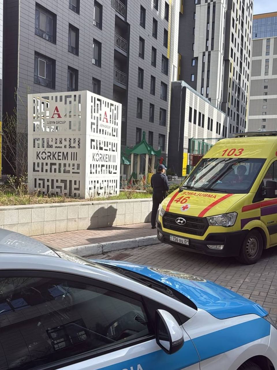 Астанада көпқабатты үйдің шатырынан секірмек болған жасөспірім құтқарылды