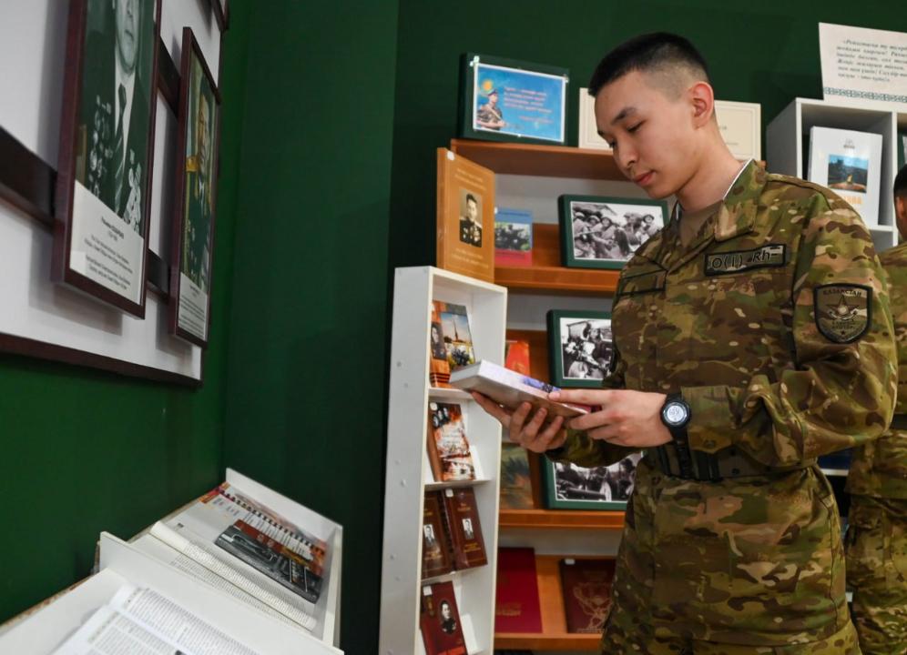 Әскердегі жаңа талап: Енді сарбаз қызмет барысында кемінде 5 кітап оқуға міндетті