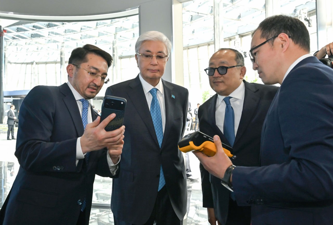 Мемлекет басшысына Қазақстандағы алғашқы криптовалютамен төлеу үрдісі көрсетілді