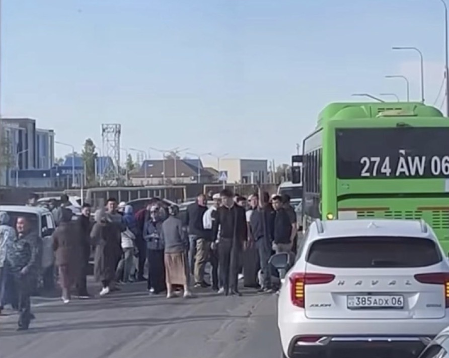 Атырауда мектеп оқушысын автобус қағып кетті