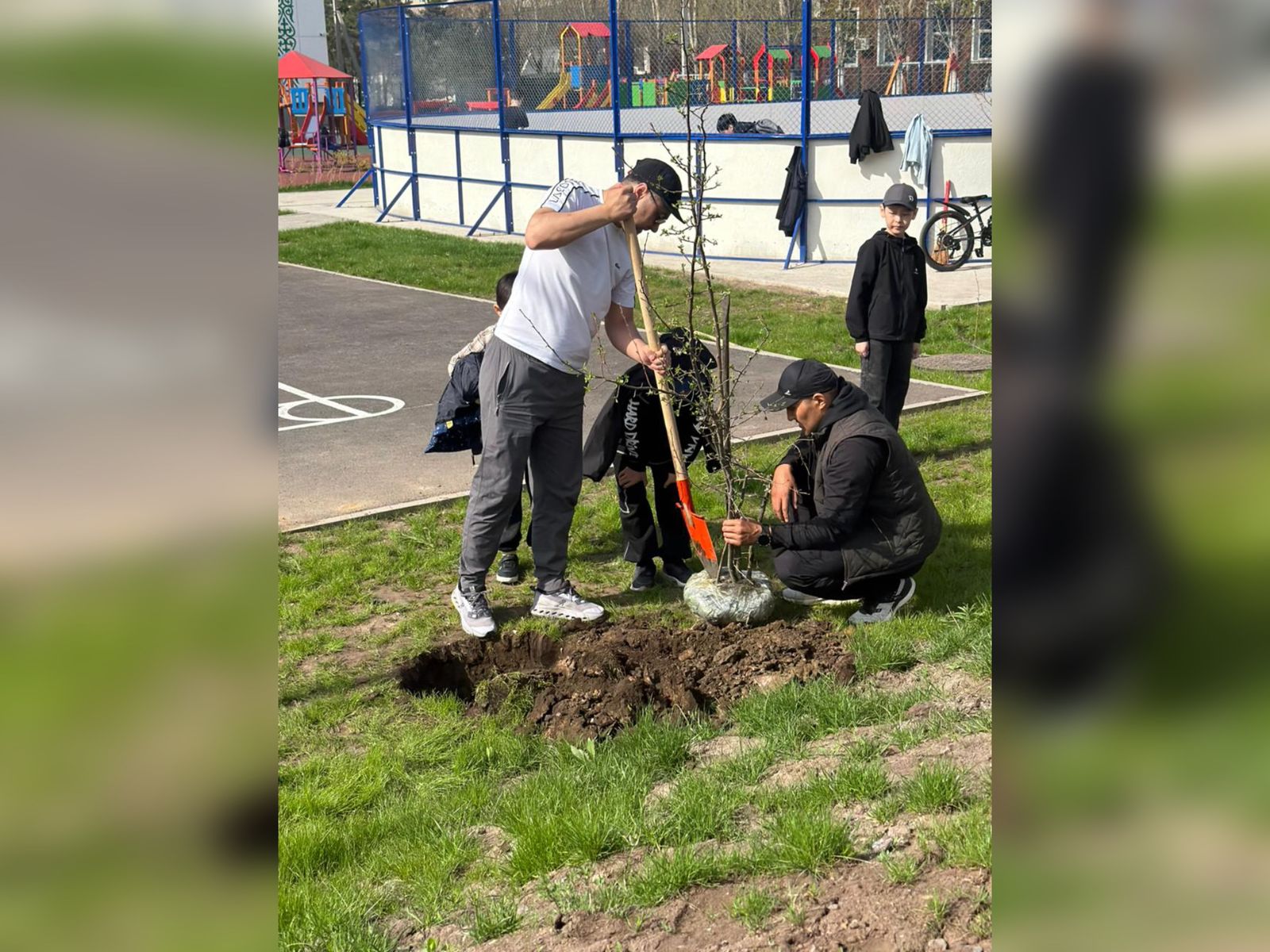 «Таза Қазақстан»: Астанада мектеп оқушылары сенбілікке қатысты