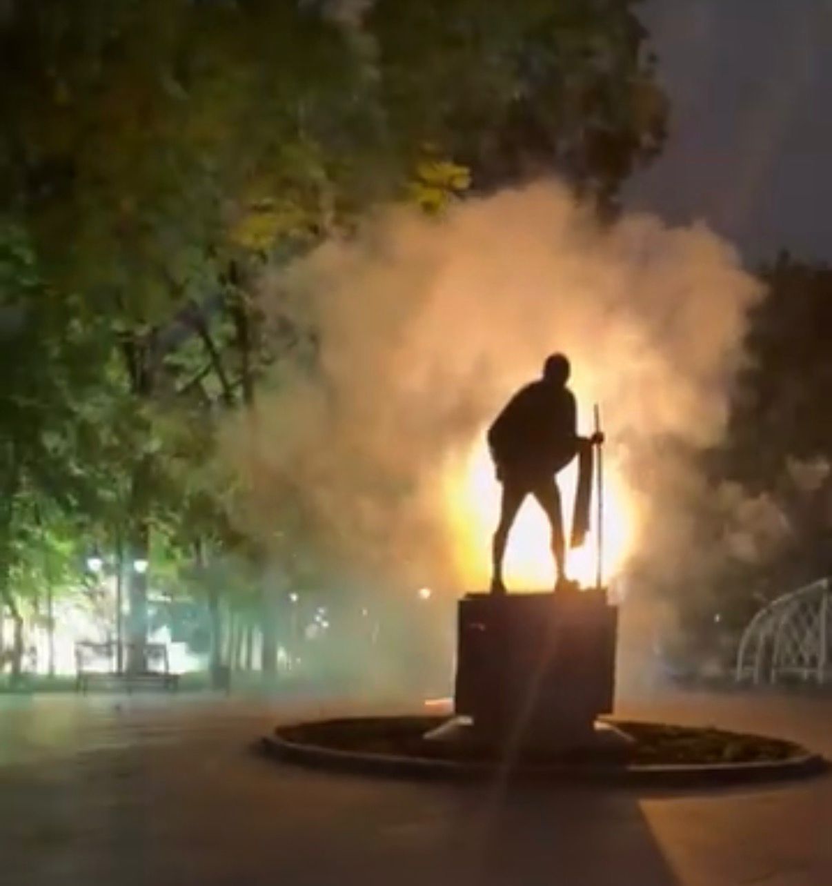 Адамдарға қарай бағытталған: Алматы саябағында отшашу атқандарды полиция іздеп жатыр