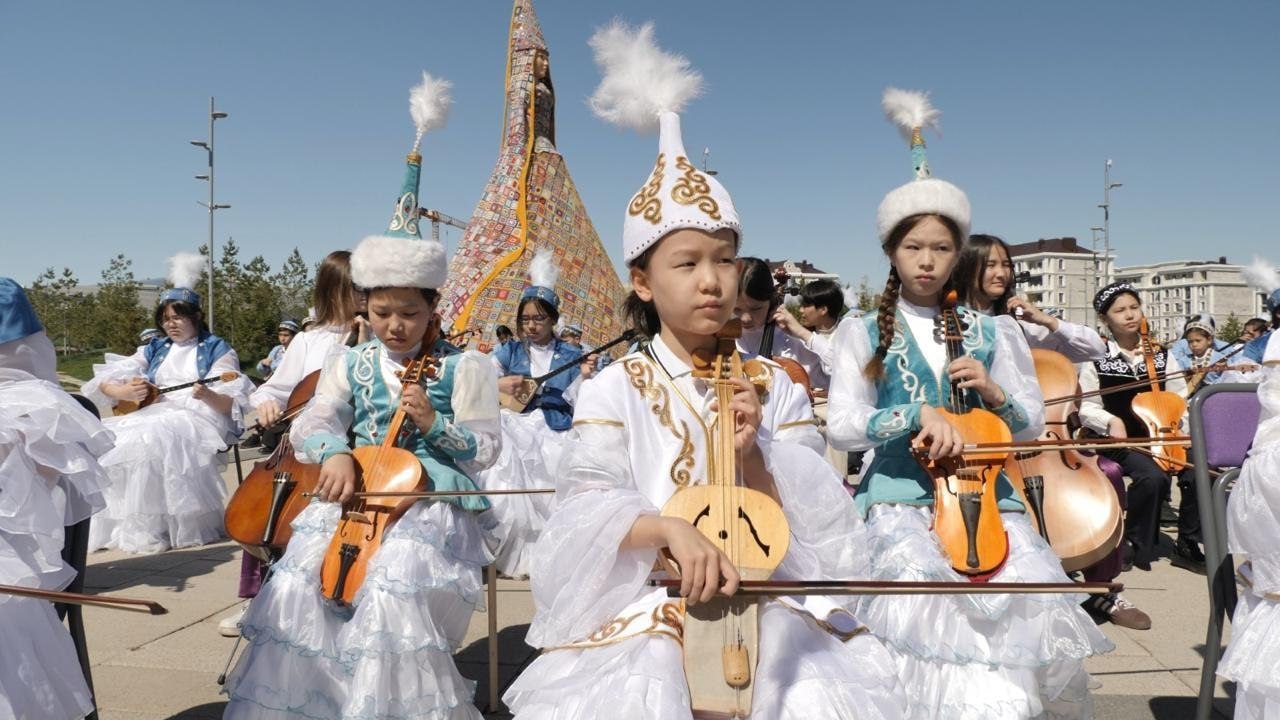 Астанада 2000 оқушы бір мезетте күй орындап, көпшілікті тәнті етті