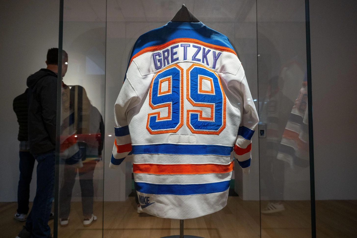 Хоккейші  Уэйн Гретцкидің жейдесі 1,2 млрд теңгеге сатылды