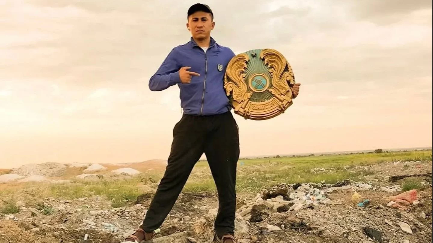 Елтаңбаны қоқыстан алып шыққан блогер айыппұл арқалады