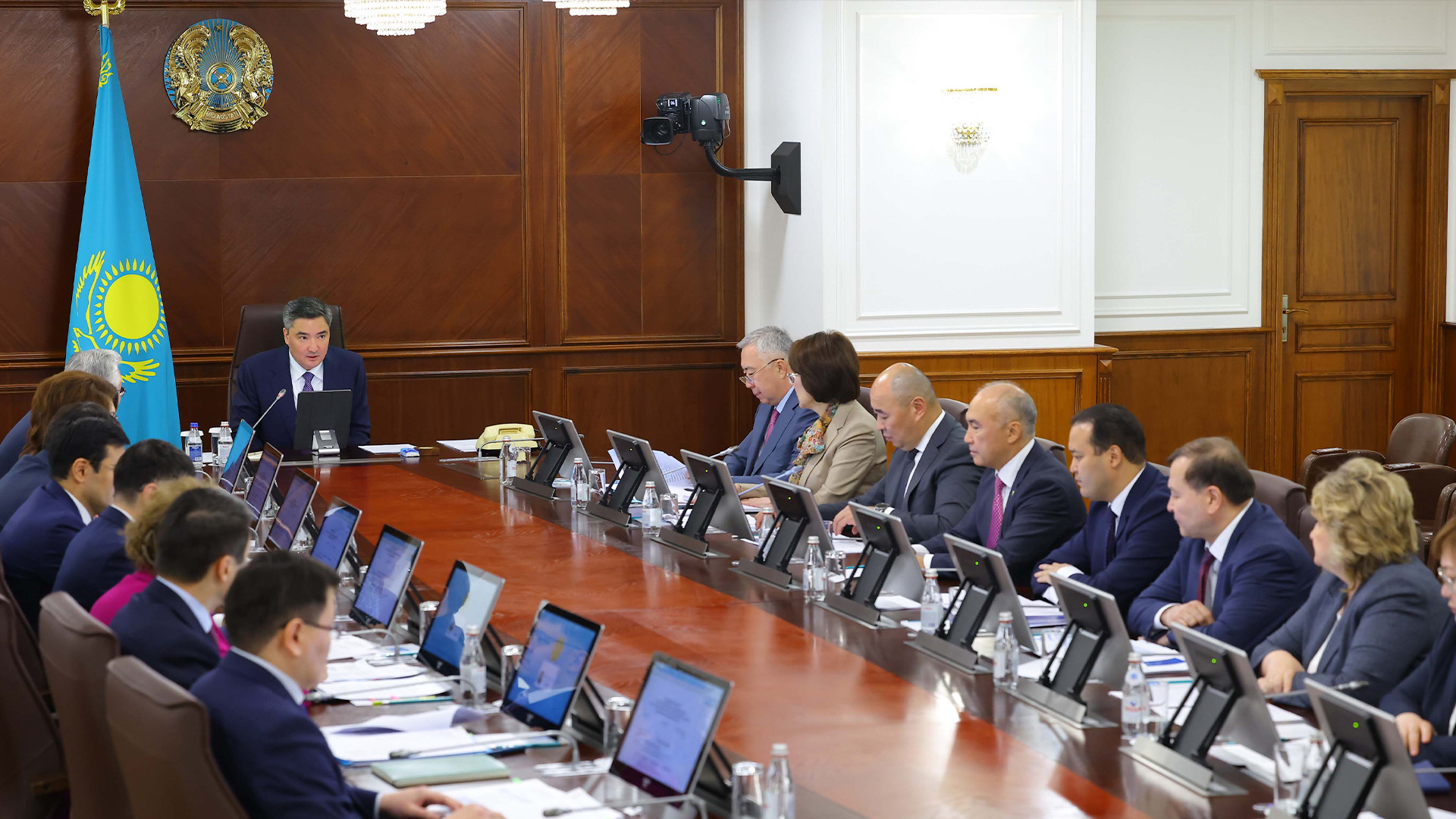 Олжас Бектенов дәрілік заттарды 1 шілдеге дейін тіркеуді тапсырды