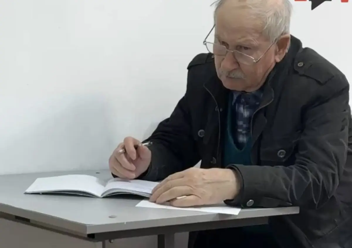 Атырауда 74 жастағы қария қазақ тілін үйреніп жүр