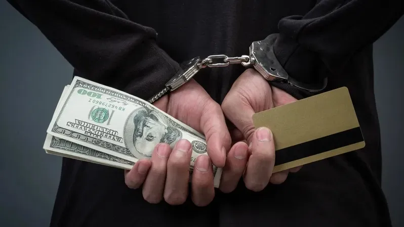 Шымкентте кәсіпкерден 25 млн теңге алған жалған тексеруші ұсталды