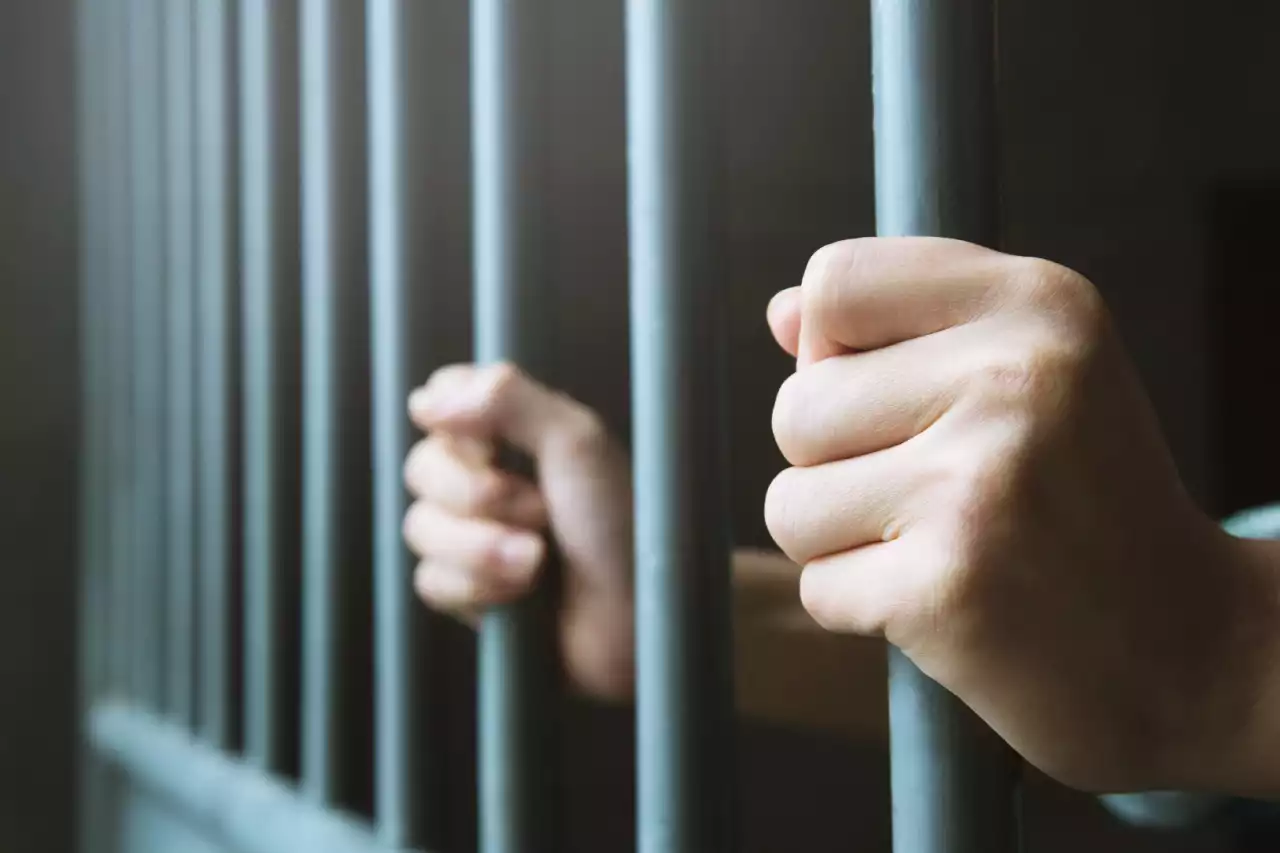 Шымкентте колледж басшысы түрмеде отырып 1,3 млрд теңге жымқырған