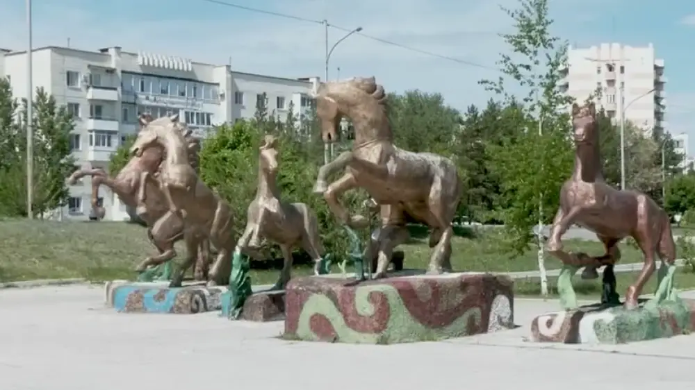 Көкшетау орталығындағы қираған мүсіндердің күйі тұрғындарды шошытты