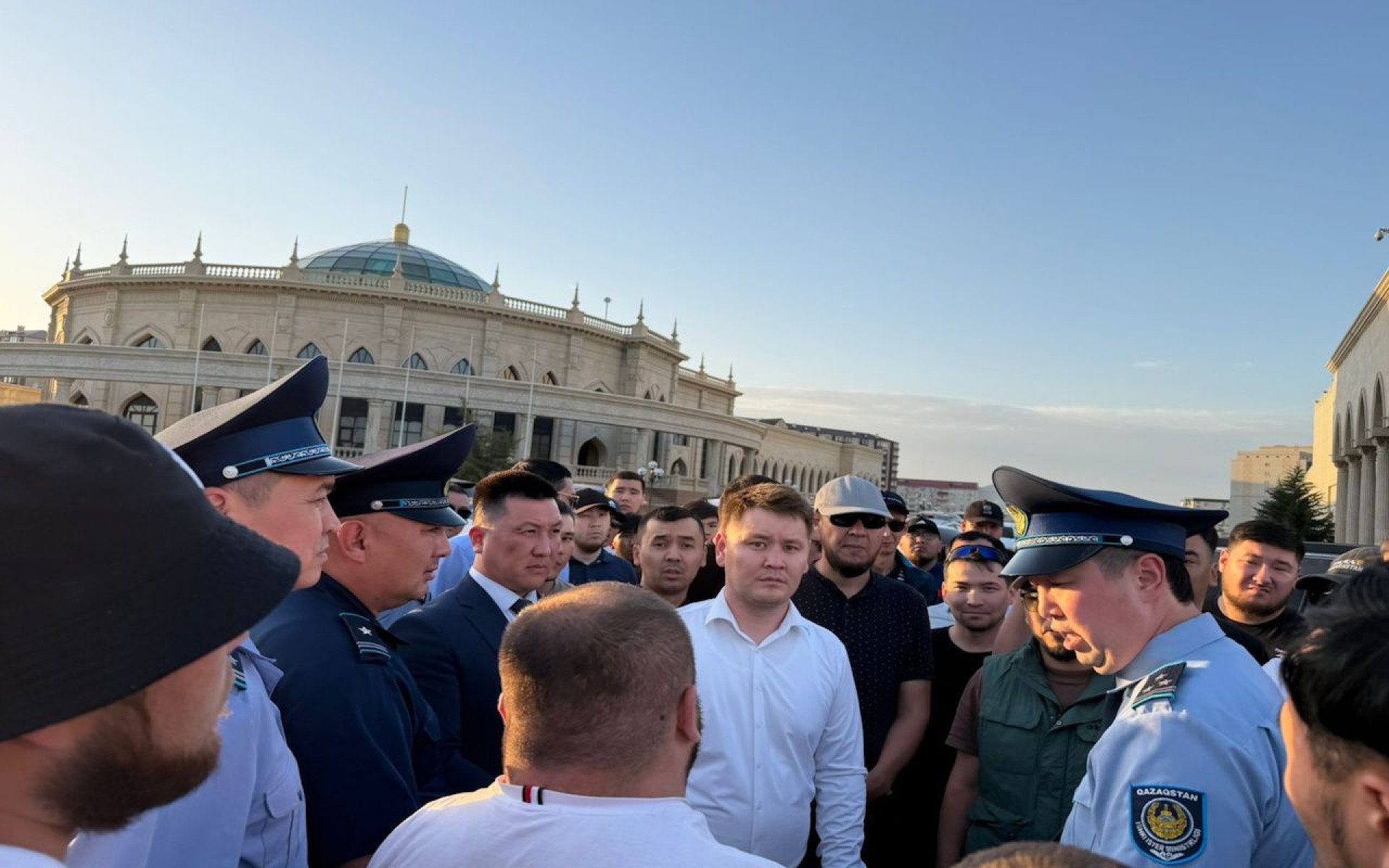 Жүргізушілер алаңдаулы: Атырауда шетелдік нөмірлі көліктерге тексеру күшейді