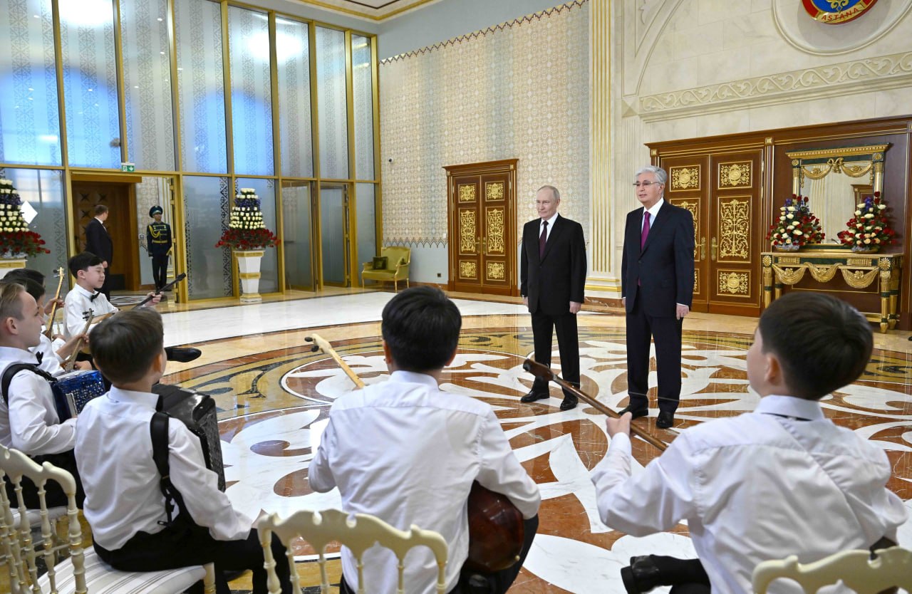 Ресей Президентіне әуежайда домбырашылар ансамблі құрмет көрсетті 