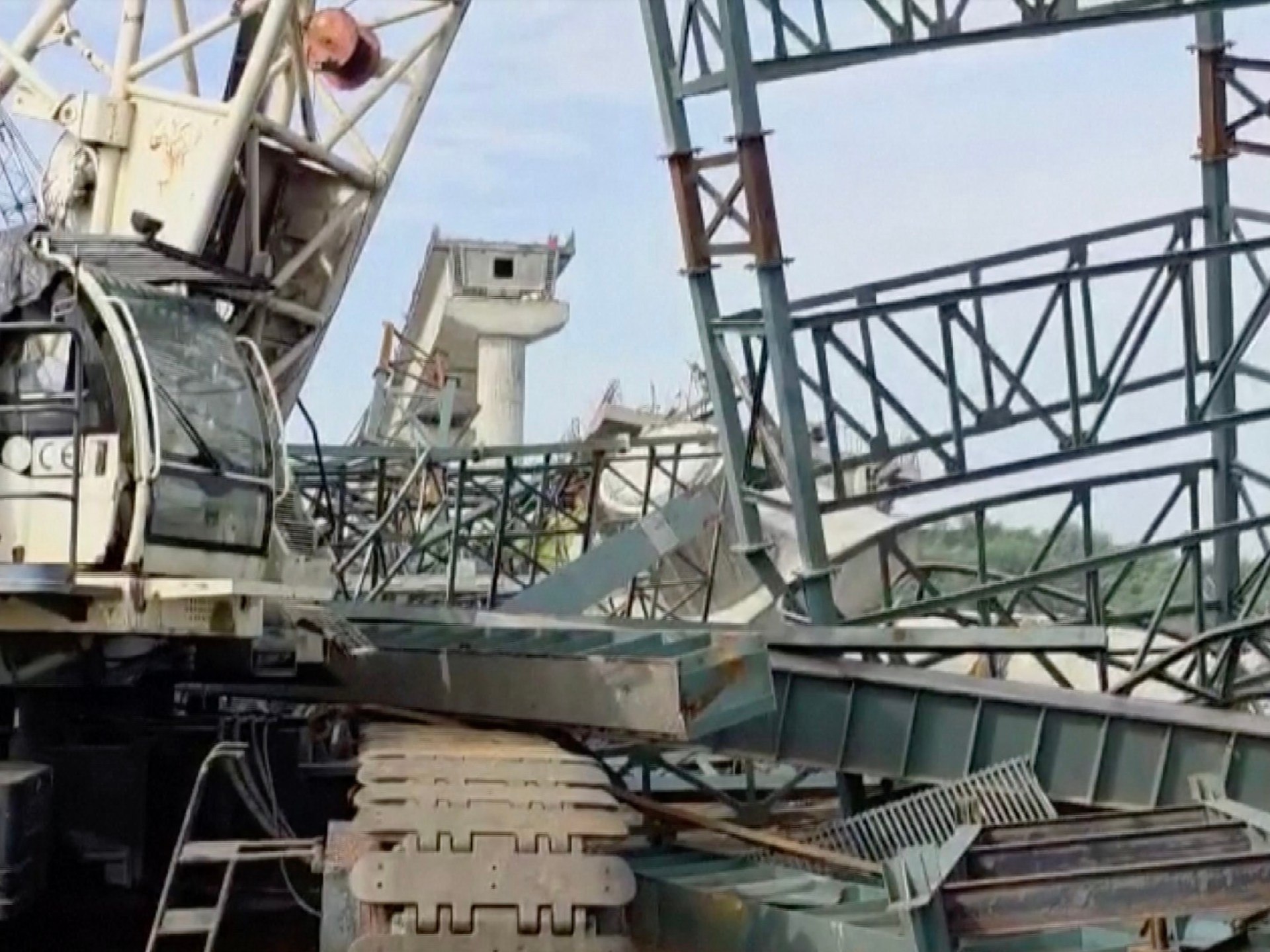 Үндістанда салынып жатқан көпір құлады: 6 адам қаза тапты