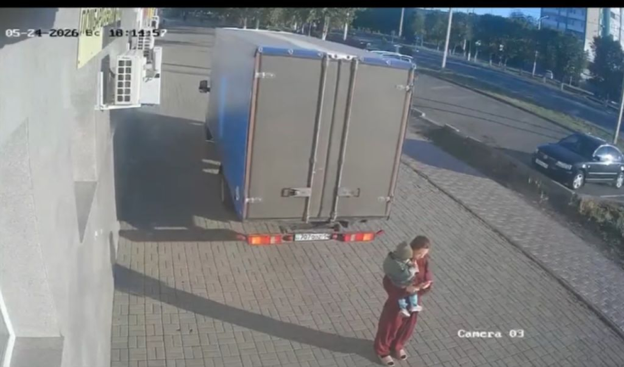 Екібастұзда жүк көлігі балалы әйелді қағып кетті