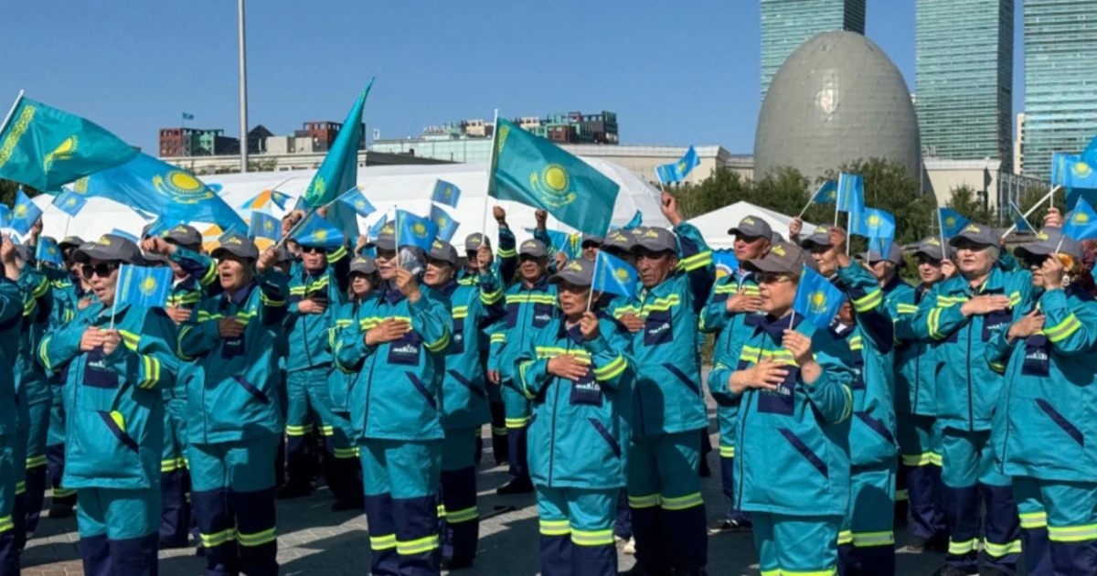Астанада 100-ге жуық коммуналдық қызметкер Әнұранды шырқады
