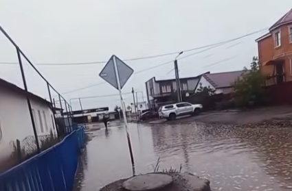 Атырауда үш күн бойы толассыз жауған жаңбыр салдарынан көшелерді су басты