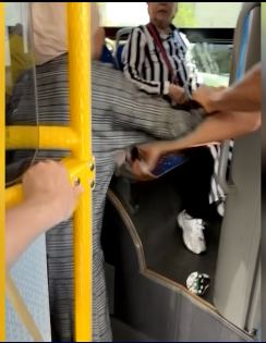 Алматыда әйел автобус ішінде жасөспірімді аяусыз соққыға жықты