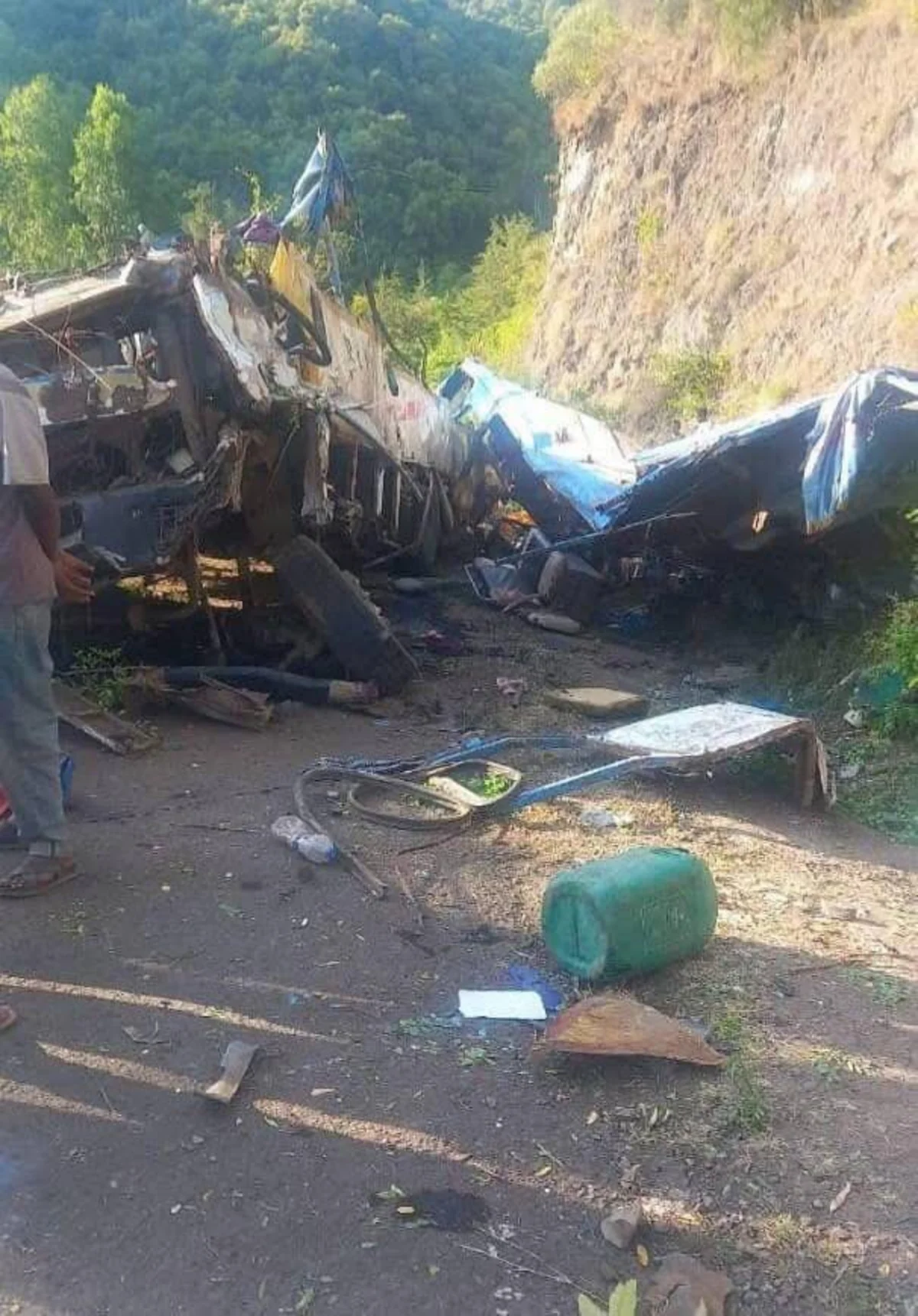 Эфиопияда автобус шатқалға құлап кетті: 28 адам қаза тапты