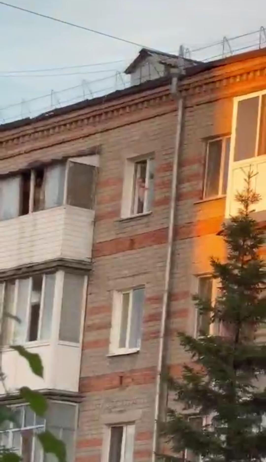Бесінші қабаттан құлап кете жаздаған балалардың ата-анасы құқығынан айырылуы мүмкін