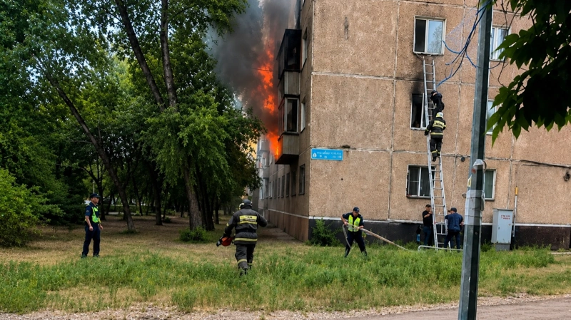 Павлодарда өртеніп жатқан көпқабатты тұрғын үйдің терезесінен секірген қыз көз жұмды