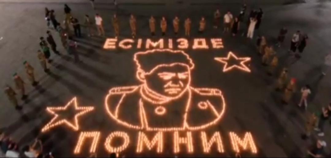 Батыр рухына құрмет: Алматыда Момышұлының бейнесі шамдардан жасалды