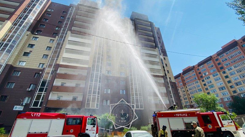 Астанада өртеніп жатқан тұрғын үйден 4 адам құтқарылды